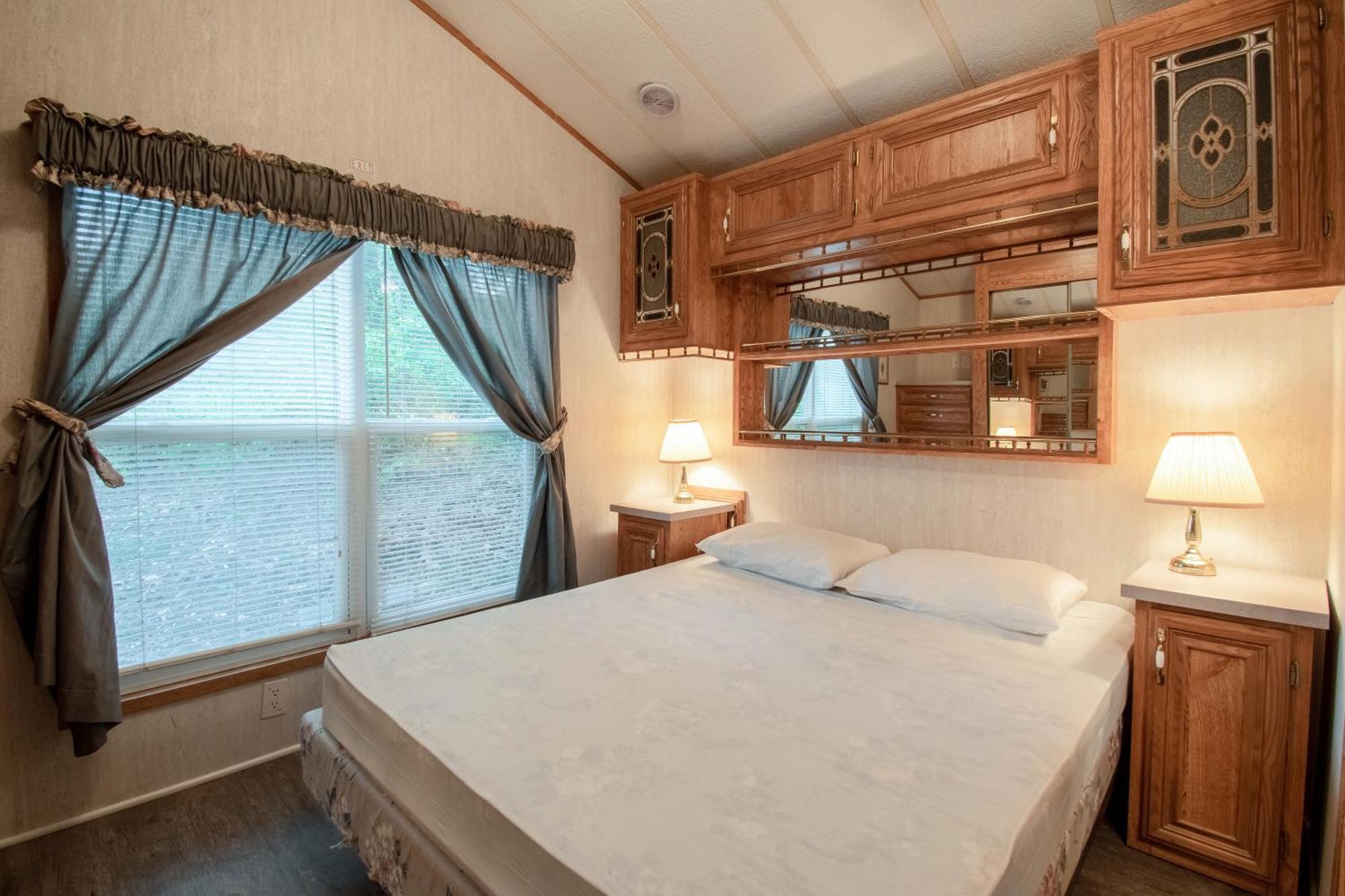 Spring Gulch Screened Park Model 6 Mount Airy Номер фото